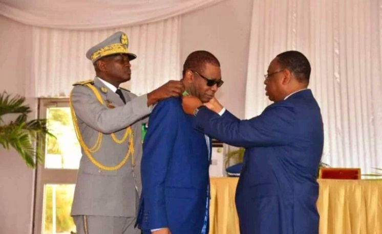 Macky-Sall-decore-des-artistes-dont-youssou-ndour