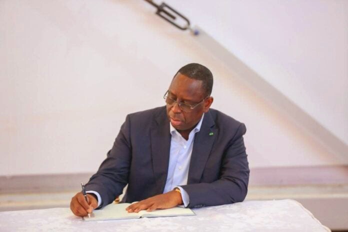 macky-sall-signature-nominations-696×464-1
