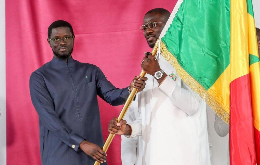 Les Lions recoivent le drapeau