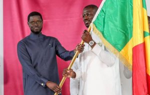 Les Lions recoivent le drapeau